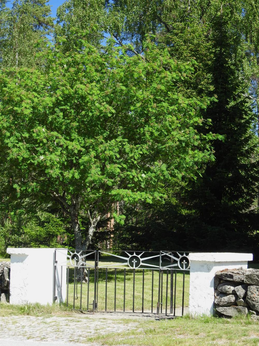 Kuva Lestijärven hautausmaalle vievästä portista.