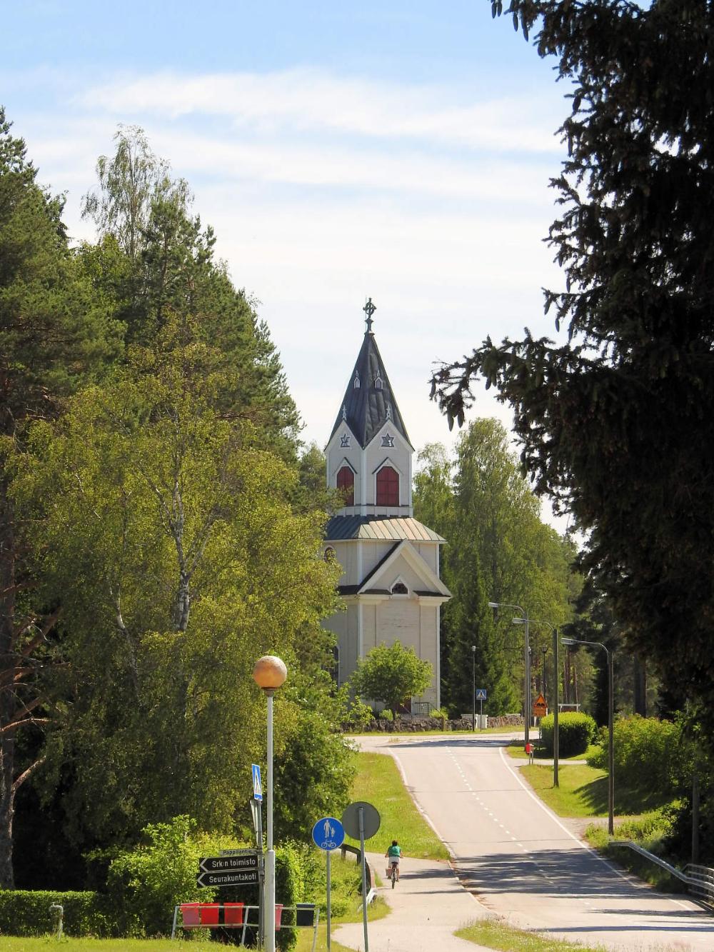 Lestijärven kirkko kylätien varrella.